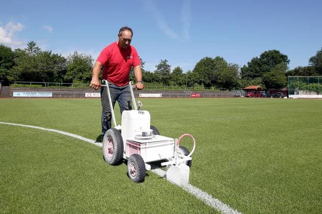 01.07.2016 - Fussball - 2. Bundesliga - Saison 2016 2017 - 1. FC Nürnberg Nuernberg FCN - Training Trainingslager Grassau - DaMa - Platzwart Martin Kroiß bringt am Trainingsplatz Spielfeldmarkierungen mittel Sprühmaschine auf