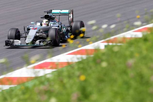 Motorsports: FIA Formula One World Championship WM Weltmeisterschaft 2016, Grand Prix of Austria, 44 Lewis Hamilton (GBR, Mercedes AMG Petronas Formula One Team), xHOCHxZWEIx