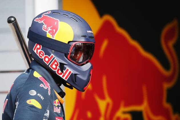 Motorsports: FIA Formula One World Championship WM Weltmeisterschaft 2016, Grand Prix of Austria, mechanic of Red Bull Racing xHOCHxZWEIx