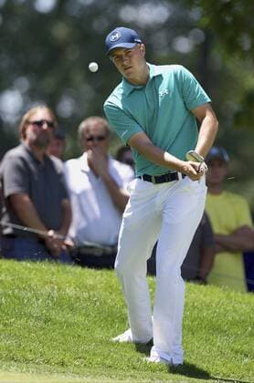 June 30, 2016: Jordan Spieth chips to the green during the first round of golf at the PGA Golf Herren World Golf Championships Bridgestone Invitational at Firestone Country Club in Akron, Ohio. (Photo by Shelley Lipton Icon Sportswire) GOLF: JUL 30 PGA - World Golf Championships-Bridgestone Invitational - First Round Icon160630003 EDITORIAL USE ONLY
