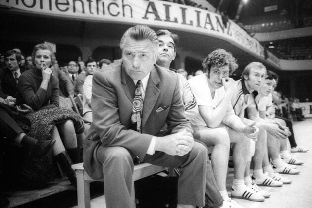 Ländersiel BR Deutschland gegen Spanien 1972 in Frankfurt, vorn Bundestrainer Werner Vick