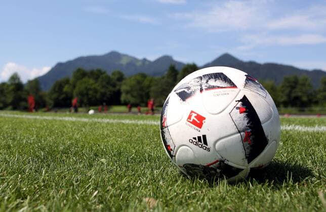 Fußball, Adidas Torfabrik für die Bundesliga Saison 2016 2017 02.07.2016 - Fussball - 2. Bundesliga - Saison 2016 2017 - 1. FC Nürnberg Nuernberg FCN - Training Trainingslager Grassau - DaMa - Symbolbild Feature Impression - Adidas Torfabrik Ball Fußball Hintergrund Berge Sonne blauer Himmel