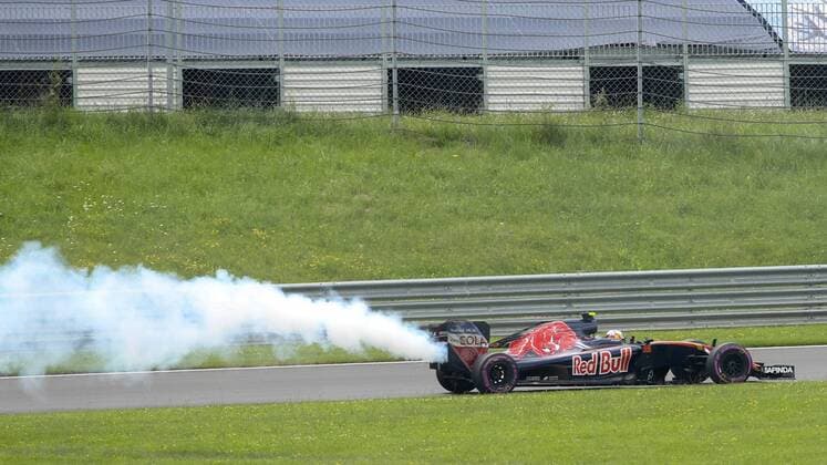 Formel 1, GP von Österreich, Crash von Carlos Sainz FORMULA 1 - GP of Austria 2016 SPIELBERG,AUSTRIA,02.JUL.16 - MOTORSPORTS, FORMULA 1 - Grand Prix of Austria, Red Bull Ring, qualifying. Image shows Carlos Sainz (ESP Torro Rosso) with blown engine. GEPAxpictures xMaticxKlansek