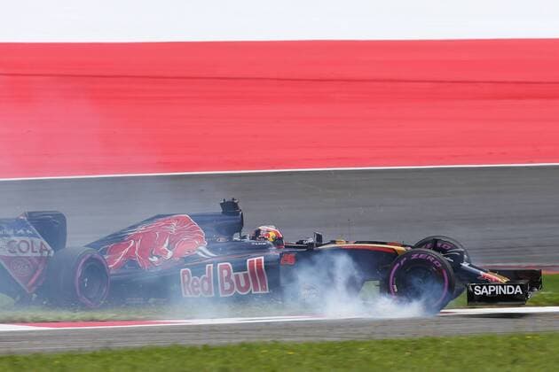 Formel 1, GP von Österreich, Crash von Daniil Kwjat Motorsports: FIA Formula One World Championship WM Weltmeisterschaft 2016, Grand Prix of Austria, 26 Daniil Kvyat (RUS, Scuderia Toro Rosso), xHOCHxZWEIx