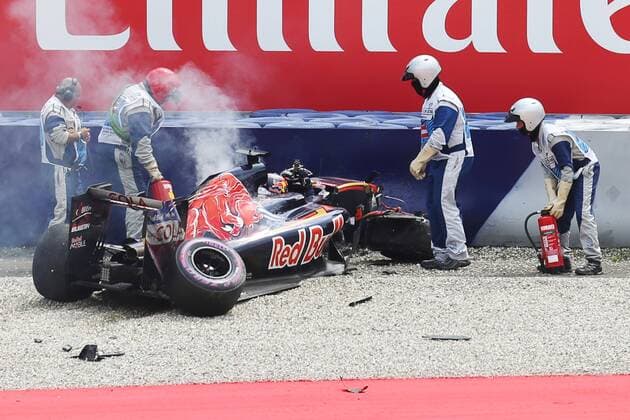 Formel 1, GP von Österreich, Crash von Daniil Kwjat Motorsports: FIA Formula One World Championship WM Weltmeisterschaft 2016, Grand Prix of Austria, 26 Daniil Kvyat (RUS, Scuderia Toro Rosso), xHOCHxZWEIx