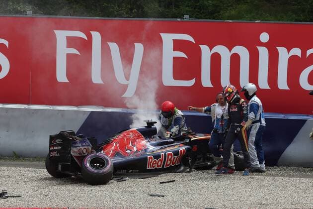 Formel 1, GP von Österreich, Crash von Daniil Kwjat Austrian Grand Prix, Red Bull Ring 30 June - 3 July 2016 02.07.2016 - Qualifying Session, Daniil Kvyat (RUS) Scuderia Toro Rosso STR11 