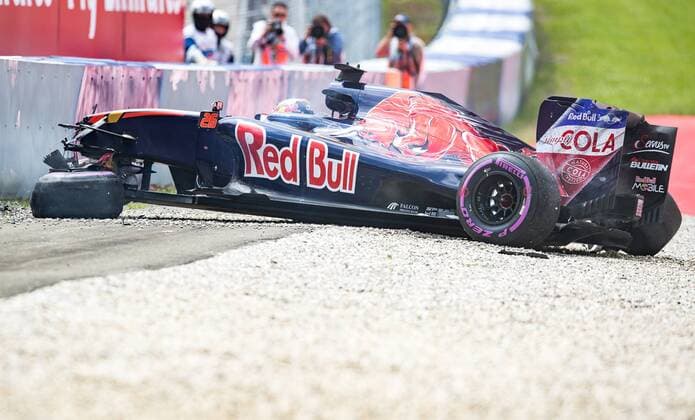 Formel 1, GP von Österreich, Crash von Daniil Kwjat 02.07.2016, Red Bull Ring, Spielberg, AUT, FIA, Formel 1, Grosser Preis von Oesterreich, Qualifying, im Bild Unfall von Daniil Kvyat (RUS) Scuderia Toro Rosso accident of Russian Formula One driver Daniil Kvyat of Scuderia Toro Rosso during the Qualifying for the Austrian Formula One Grand Prix at the Red Bull Ring in Spielberg, Austria on 2016 07 02. -Pressefoto Spielberg EP_gro