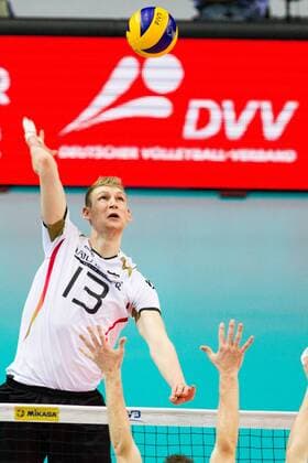 Angriff Simon Hirsch (13 Deutschland Germany) - Block Tine Urnaut (17 Slowenien Slovenia) und Danjiel Koncilja (11 Slowenien Slovenia); FIVB Volleyball World League Group 3 Finals, fraport Arena, Frankfurt (Main) Germany, 20160702: 1st place match: Germany vs Slovenia (Deutschland gegen Slowenien) Frankfurt (Main) Copyright: Wuechnerx xEibner-Pressefoto EP_nwr