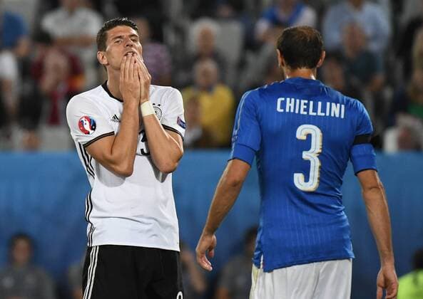 02.07.2016, xpsx, Fussball Europameisterschaft, 2016, Viertelfinale, Deutschland - Italien, emspor, v.l. Mario Gomez (Deutsche Fussball Nationalmannschaft DFB), Giorgio Chiellini (Italien, Italy) enttaeuscht, enttaeuscht schauend, dissapointed Bordeaux