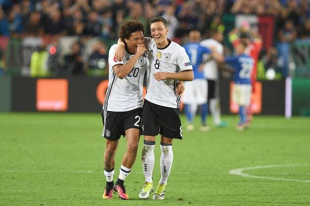 EURO 2016, Deutschland - Italien Schlussjubel Leroy SANE (GER),Mesut OEZIL (GER),Aktion,Jubel,Freude,Begeisterung, Viertelfinale Spiel M47, Deutschland (GER)-Italien (ITA) 6-5 i.E. am 02.07.2016 in Bordeaux,Stade Velodrome Fussball EM 2016 in Frankreich vom 10.06. - 10.07.2016.