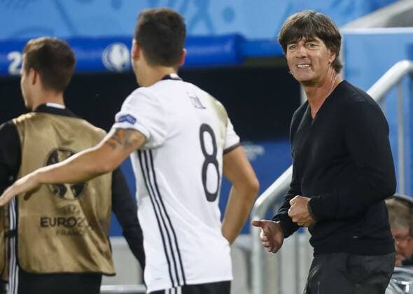 Mesut Oezil, DFB 8 Torjubel, Jubel nach dem Tor zum 1-0 mit DFB Bundestrainer Joachim Jogi LOEW, LÖW,Jubel, Freude, Emotionen, Feiern, Lachen, jubelt, freuen, reisst die Arme hoch, ballt die Faust GERMANY - ITALY 6-5 n.P. Quarterfinal ,Football European Championships EURO at 02 nd of July, 2016 in Bordeaux, France. Fussball, Nationalteam, Italien Deutschland, Viertelfinale