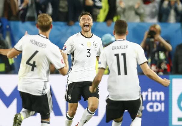 EURO 2016, Deutschland - Italien Jonas HECTOR, DFB 3 verwandelt entscheidenden 11m gegen Gianluigi BUFFON, ITA Torwart 1 Elfmeterschiessen, 11m, Strafstoss, Strafe, Elfmeter, Strafstoß ,Jubel, Freude, Emotionen, Feiern, Lachen, jubelt, freuen, reisst die Arme hoch, ballt die Faust GERMANY - ITALY 6-5 n.P. Quarterfinal ,Football European Championships EURO at 02 nd of July, 2016 in Bordeaux, France. Fussball, Nationalteam, Italien Deutschland, Viertelfinale