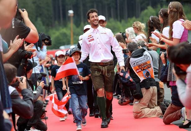 FORMULA 1 - GP of Austria 2016 SPIELBERG,AUSTRIA,03.JUL.16 - MOTORSPORTS, FORMULA 1 - Grand Prix of Austria, Red Bull Ring. Image shows Daniel Ricciardo (AUS Red Bull Racing) with a child. GEPAxpictures xChristianxWalgram