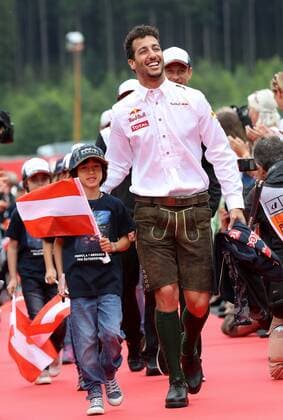 FORMULA 1 - GP of Austria 2016 SPIELBERG,AUSTRIA,03.JUL.16 - MOTORSPORTS, FORMULA 1 - Grand Prix of Austria, Red Bull Ring. Image shows Daniel Ricciardo (AUS Red Bull Racing) with a child. GEPAxpictures xChristianxWalgram
