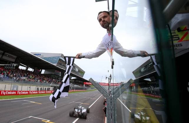 Formel 1, GP von Österreich, Sieger Lewis Hamilton FORMULA 1 - GP of Austria 2016 SPIELBERG,AUSTRIA,03.JUL.16 - MOTORSPORTS, FORMULA 1 - Grand Prix of Austria, Red Bull Ring. Image shows the flagman and Lewis Hamilton (GBR Mercedes GP). GEPAxpictures xChristianxWalgram