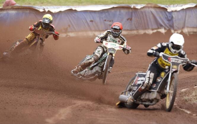 Speedway Hessen - Speedway Bundesliga Team Cup 2016 03.07.2016 DMV White Tigers - Brokstedt Wikinger v.l. Likas Fienhage (Brokstedt - gelber Helm), Daniel Spiller (DMV White Tigers - roter Helm), Mathias Kröger (Brokstedt - weißer Helm) Speedway Team Cup 2016