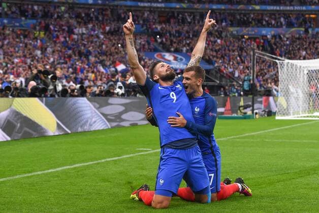 Themen der Woche - SPORT Bilder des Tages - SPORT FUSSBALL EURO 2016 VIERTELFINALE IN PARIS Frankreich - Island 03.07.2016 Olivier Giroud (li) und Antoine Griezmann (re, beide Frankreich) jubeln nach dem Tor zum 1:0
