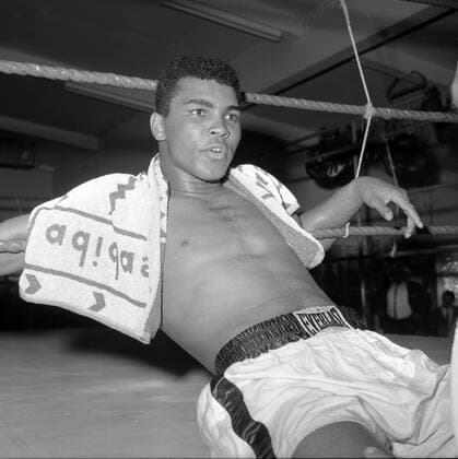 Muhammad Ali (Cassius Clay) beim Training in Frankfurt Main vor dem Kampf gegen Mildenberger Aufn. 04.09.1966. Ali lehnt sich entspannt in die Ringseile HM
