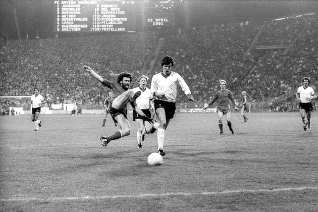 Europapokal der Landesmeister Halbfinale, FC Bayern München - FC Liverpool: Paul Breitner (li., Bayern) gegen Alan Hansen (Liverpool)