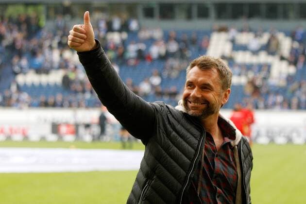 v.li.: Trainer Bernd Hollerbach (FC Würzburger Kickers) zeigt den Daumen nach oben, Fussball, 2. Bundesliga Relegation, MSV Duisburg - FC Würzburger Kickers, xfsx