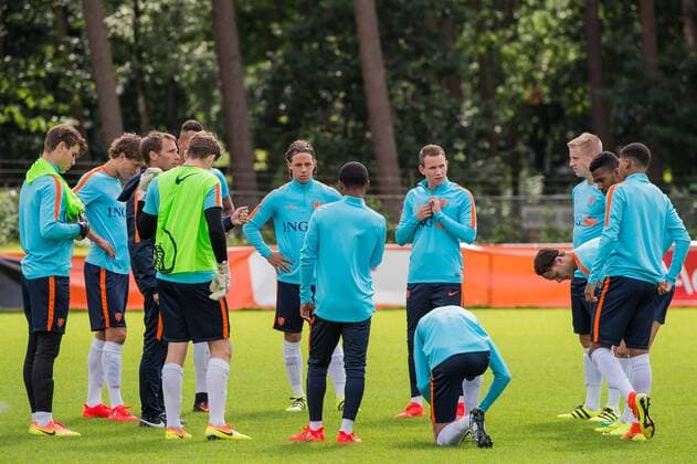 players of The Netherlands U19 get instructions during a training session of Netherlands U19 at July 5, 2016 in Heelsum, The Netherlands. Netherlands U19 Training session 2016 2017 xVIxGerritxvanxKeulenxIVx 5792228