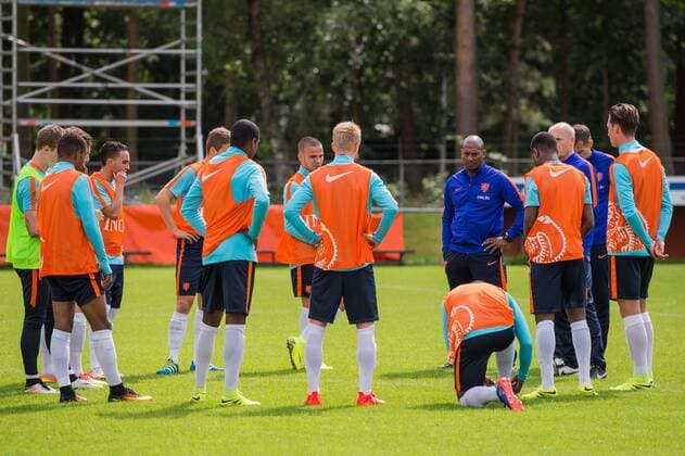coach Aron Winter of The Netherlands U19 between his players during a training session of Netherlands U19 at July 5, 2016 in Heelsum, The Netherlands. Netherlands U19 Training session 2016 2017 xVIxGerritxvanxKeulenxIVx 5792229