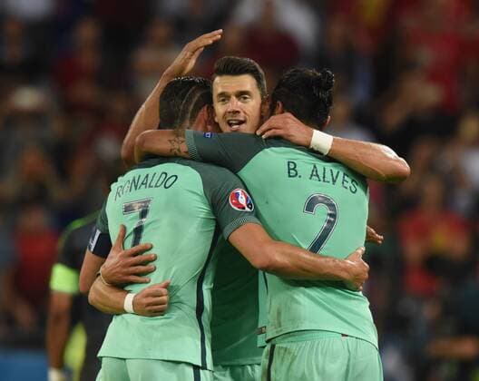 Europameisterschaft 2016 in Frankreich. Halbfinale: Portugal - Wales 06.07.2016 in Lyon. Schlußjubel der Portugiesen mit Cristiano Ronaldo (li.), Jose Fonte (Mitte) und Bruno Alves. HM