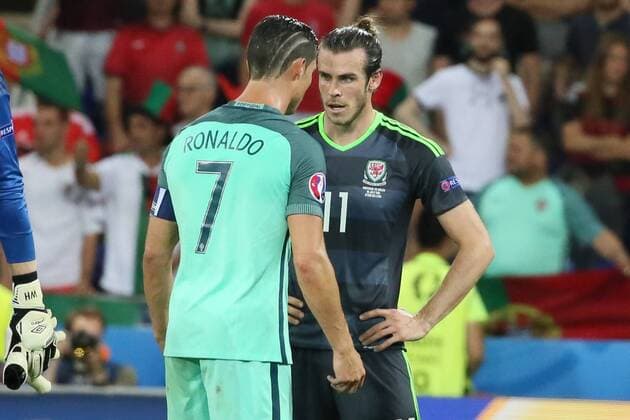 Siegesjubel und Freude über den Finaleinzug Cristiano Ronaldo (Portugal), der dennoch Trost spendet für Gareth Bale (Wales) - UEFA EURO EM Europameisterschaft Fussball 2016: Portugal vs. Wales, Halbfinale M49, Grand Stade Olympique Lyonais, Lyon