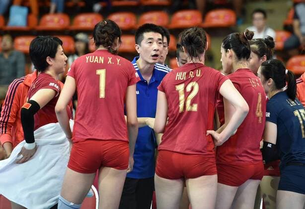 (160707) -- BANGKOK, July 7, 2016 -- An Jiajie (C), assistant coach of China gives instructions during the Pool K1 Final Round match against the Netherlands at FIVB Women s Volleyball World Grand Prix 2016 at Huamark Indoor Stadium in Bangkok, Thailand, on July 7, 2016. China lost 2-3. )(wll) (SP)THAILAND-BANGKOK-FIVB-WGP2016-POOL K1 LixMangmang 