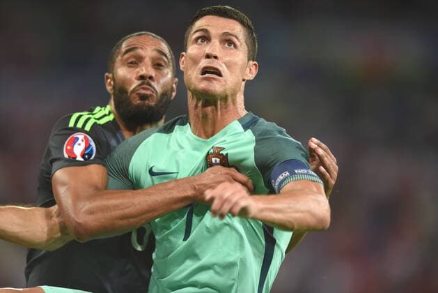 Europameisterschaft 2016 in Frankreich. Halbfinale: Portugal - Wales 06.07.2016 in Lyon. Cristiano Ronaldo (POR) vor Ashley Williams (Wales). HM