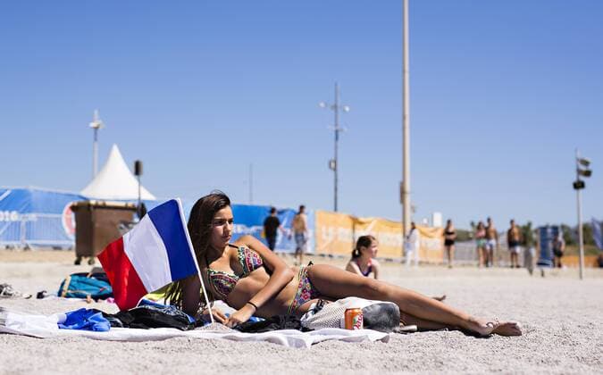 Marseille, 06.07.2016, Velodrome Sexy Frankreich Fan bräunt sich am Strand des Plages du Prado - Fahne Deutschland - Frankreich mm