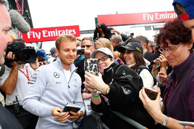 Bilder des Tages - SPORT Motorsports: FIA Formula One World Championship WM Weltmeisterschaft 2016, Grand Prix of Great Britain, 6 Nico Rosberg (GER, Mercedes AMG Petronas Formula One Team), xHOCHxZWEIx