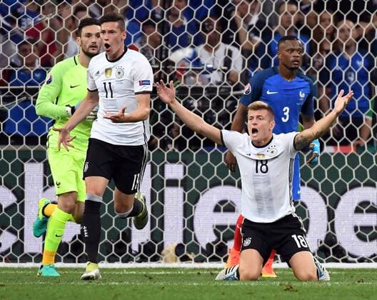07.07.2016, xpsx, Fussball Europameisterschaft 2016, 1 2 Finale, Deutschland - Frankreich, emspor, v.l. Julian Draxler (Deutsche Fussball Nationalmannschaft DFB), Toni Kroos (Deutsche Fussball Nationalmannschaft DFB) gibt Anweisungen, gestikuliert, mit den Armen gestikulieren gives instructions, gesticulate. Marseille