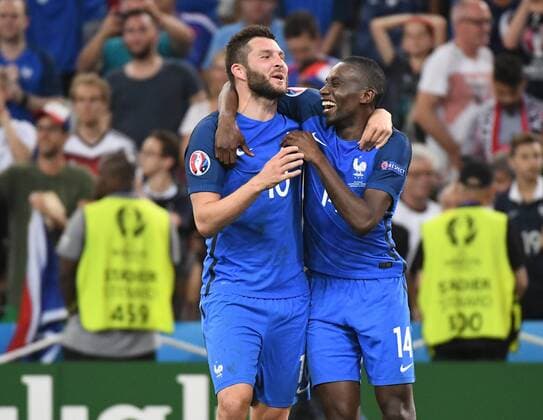 07.07.2016, xpsx, Fussball Europameisterschaft 2016, 1 2 Finale, Deutschland - Frankreich, emspor, v.l. Andre-Pierre Gignac (Frankreich), Blaise Matuidi (Frankreich) jubeln jubelt nach Spielende. Marseille