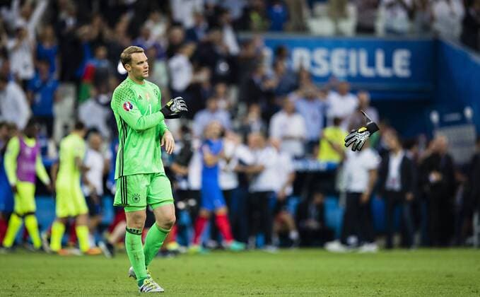 Marseille, 07.07.2016, Velodrome Torwart Manuel Neuer (Deutschland) wirft enttäuscht seinen Handschuh weg Deutschland - Frankreich mm