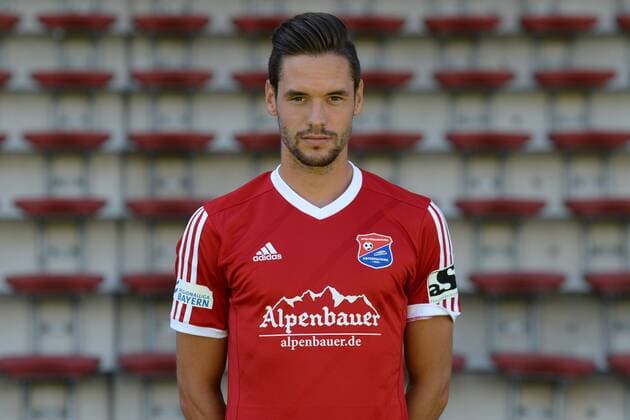 v.li.: Josef Welzmüller (SpVgg Unterhaching, 5) Einzelbild, Aktion, Action Porträt, Portrait, Fussball, Regionalliga Bayern, Teampräsentation SpVgg Unterhaching, xslx