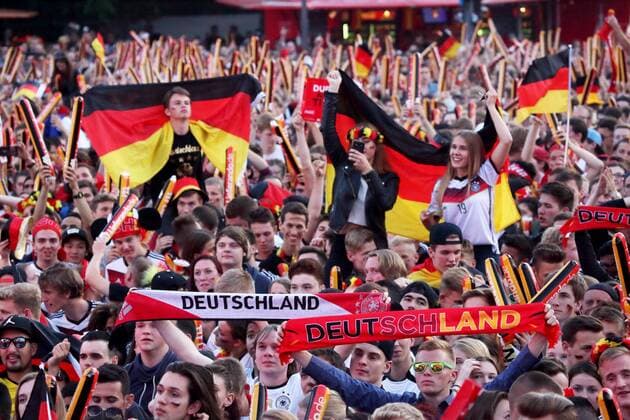 EURO 2016, Deutschland - Frankreich, Fanmeile in Berlin Berlin-Mitte: Fußball UEFA EM 2016 in Frankreich - Fanfest auf der Straße des 17. Juni vor dem Brandenburger Tor - Deutsche und französische Fans beim Public Viewing anlässlich der Fußball Live-Übertragung des Halbfinalspiels Deutschland - Frankreich. Fußball EM 2016 in Frankreich - Fanmeile Berlin