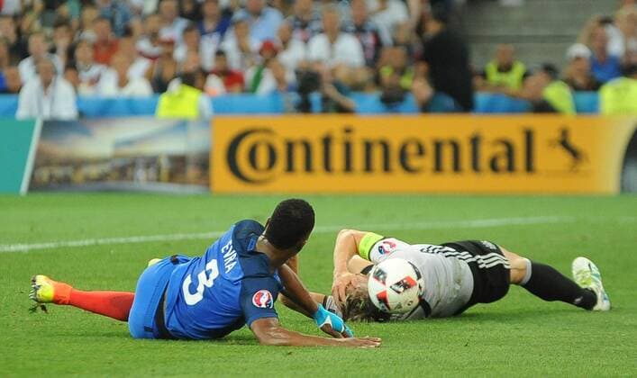 07.07.2016, xpsx, Fussball Europameisterschaft 2016, 1 2 Finale, Deutschland - Frankreich, emspor, v.l. Patrice Evra (Frankreich), Bastian Schweinsteiger (Deutsche Fussball Nationalmannschaft DFB), handelfmeter Marseille