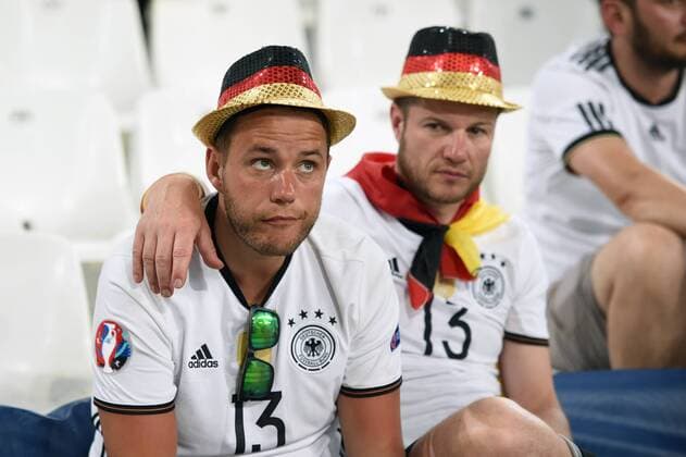 EURO 2016, Deutschland - Frankreich deutsche Fans,Fussballfans,Enttaeuschung, Frust,enttaeuscht,frustriert,niedergeschlagen, Halbfinale Spiel M50 Deutschland (GER)-Frankreich (FRA) 0-2 am 07.07.2016 in Marseille,Stade Velodrome Fussball EM 2016 in Frankreich vom 10.06. - 10.07.2016.