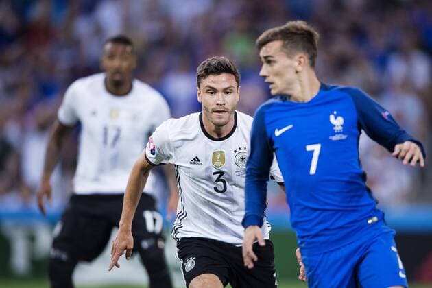 160707 Frankrikes Antoine Griezmann jagas av Tysklands Jonas Hector under semifinalen mellan Tyskland och Frankrike under fotbolls-EM den 7 juli 2016 i Marseille.  Copyright: JOHANNAxLUNDBERG BB160707JL188