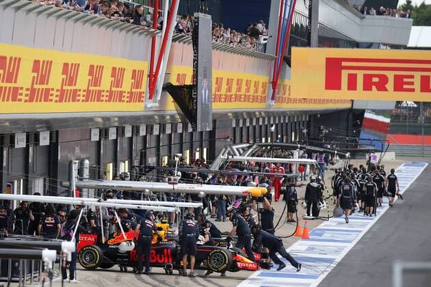Motorsports: FIA Formula One World Championship WM Weltmeisterschaft 2016, Grand Prix of Great Britain, 3 Daniel Ricciardo (AUS, Red Bull Racing), 33 Max Verstappen (NLD, Red Bull Racing), xHOCHxZWEIx
