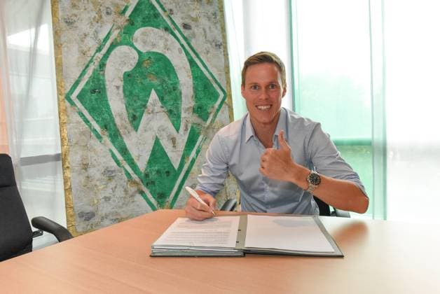 Bilder des Tages - SPORT GER, Neuzugnag Niklas Moisander (Werder Bremen) 09.07.2016, Weser Stadion, Bremen, GER, Der SV Werder Bremen hat sich die Dienste von Niklas Moisander gesichert. Der finnische Innenverteidiger wechselt von Sampdoria Genua aus der italienischen Serie A zu den Grün-Weißen.Das bestätigte Frank Baumann, Geschäftsführer am Samstagnachmittag im Bild Niklas Moisander unterschrieb am Samstag nachmittag seinen vertrag bei Werder Bremen Foto © nordphoto Werder Bremen Local Caption nordphotox xnph01000