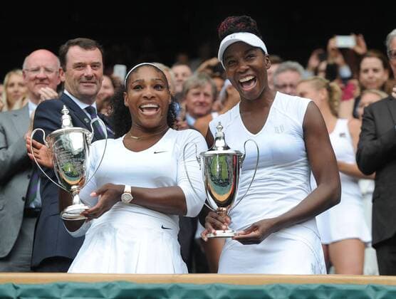 Bilder des Tages - SPORT Tennis - 2016 Wimbledon Championships - Week Two, (Day Thirteen) Ladies doubles Final Serena Williams and Venus Williams (USA) v Timea Babos (HUN) and Yaroslava Shvedova (KAZ) Serena Williams and sister Venus with their trophies in the Royal box on Centre court COLORSPORT ANDREW COWIE 