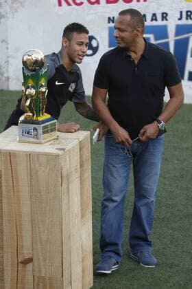 Brazilian soccer player Neymar Jr. (L) and his father Neymar (R) pose before awarding Brazil players after defeating The Netherlands during the final of the tournament Neymar Jr. Five in Praia Grande, Sao Paulo, Brazil, 9 July 2016. EFE Sebastiao Moreira NEYMAR JR S FIVE SOCCER TOURNAMENT !ACHTUNG: NUR REDAKTIONELLE NUTZUNG!  BRA002 20160709-636037046467348532