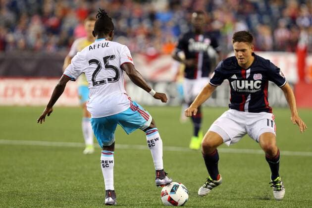 July 9, 2016; Foxborough, MA, USA; Columbus Crew defender Harrison Afful (25) and New England Revolution midfielder Kelyn Rowe (11) in action during the first half of an MLS Fussball Herren USA game between the New England Revolution and Columbus Crew at Gillette Stadium. MLS 2016: Crew vs Revolution JUL 09 - ZUMAc04_