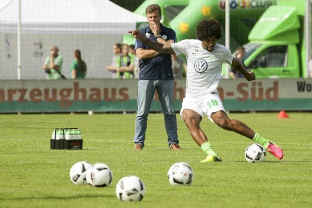 Dante 18 Spieler vom VfL Wolfsburg und Trainer Dieter Hecking - hier im Spiel VfL Wolfsburg gegen Veltins Elf 14:0 in Gifhorn am 09.07.2016