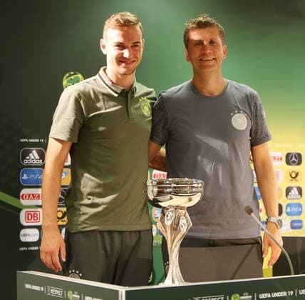 UEFA UNDER19 CHAMPIONSHIP Germany 2016 10.07.2016 UEFA UNDER19 CHAMPIONSHIP Germany 2016 Pressekonferenz Mercedes-Benz-Arena Guido Streichsbier ( DFB U19 Trainer) re. mit Benedikt Gimber li.U19 Kapitän( 1899 Hoffenheim)