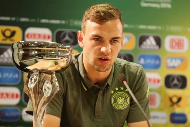 UEFA UNDER19 CHAMPIONSHIP Germany 2016 10.07.2016 UEFA UNDER19 CHAMPIONSHIP Germany 2016 Training DFB U19 Robert-Schlienz-Stadion VFB Stuttgart Benedikt Gimber DFB U19 Kapitän( 1899 Hoffenheim). Siegerpokal li.
