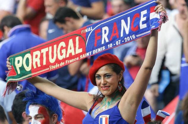 Fußball, EM Finale 2016 in Paris, Portugal - Frankreich 1:0 Marseille , Fußball EM 2016 , Finale Portugal vs. Frankreich , Fan mit Schal