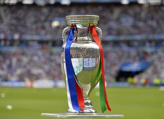 Fußball, EM Finale 2016 in Paris, Portugal - Frankreich 1:0 10.07.2016, Fussball EM-2016 Frankreich, Finale, Portugal - Frankreich, im Stade de France in Paris. der Pokal. 